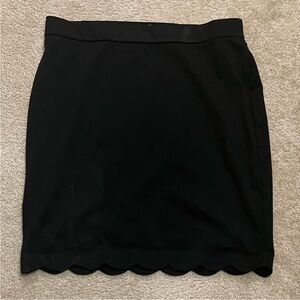 Elle Black Scalloped hem pencil skirt. Size XL